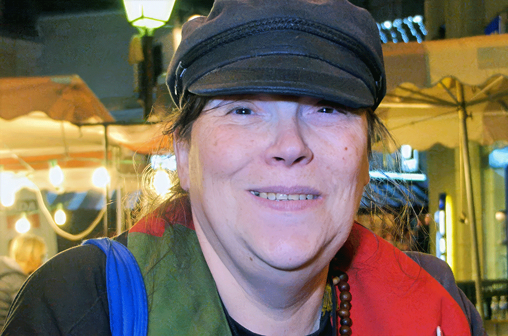 Michou, c'est moi ! – le film / Rina Sherman Storyboard chronologique des tournages de 2013 à 2016 de Michou, à Montmartre et ailleurs, du Cabaret, le spectacle de transformistes et les déjeuners-spectacles pour les personnes âgées de Montmartre. Michou au marché de Noël le 28 novembre 2014 https://www.rinasherman.com/films/grands-portraits/michou-cest-moi-le-film-2013-2016/