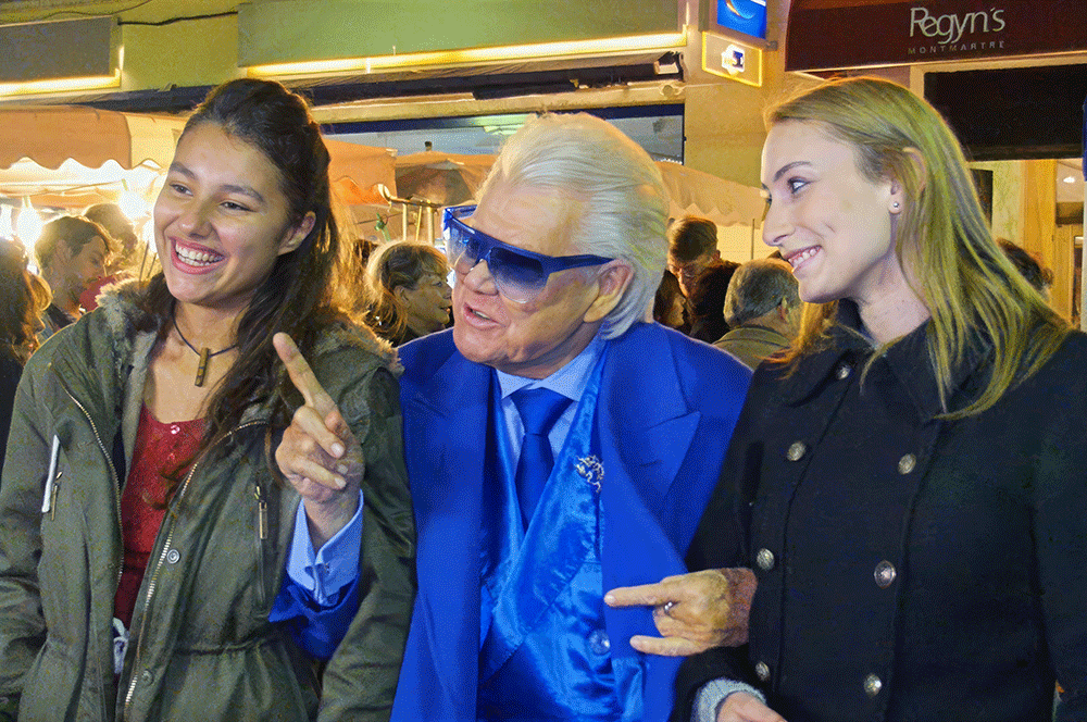 Michou, c'est moi ! – le film / Rina Sherman Storyboard chronologique des tournages de 2013 à 2016 de Michou, à Montmartre et ailleurs, du Cabaret, le spectacle de transformistes et les déjeuners-spectacles pour les personnes âgées de Montmartre. Michou au marché de Noël le 28 novembre 2014 https://www.rinasherman.com/films/grands-portraits/michou-cest-moi-le-film-2013-2016/