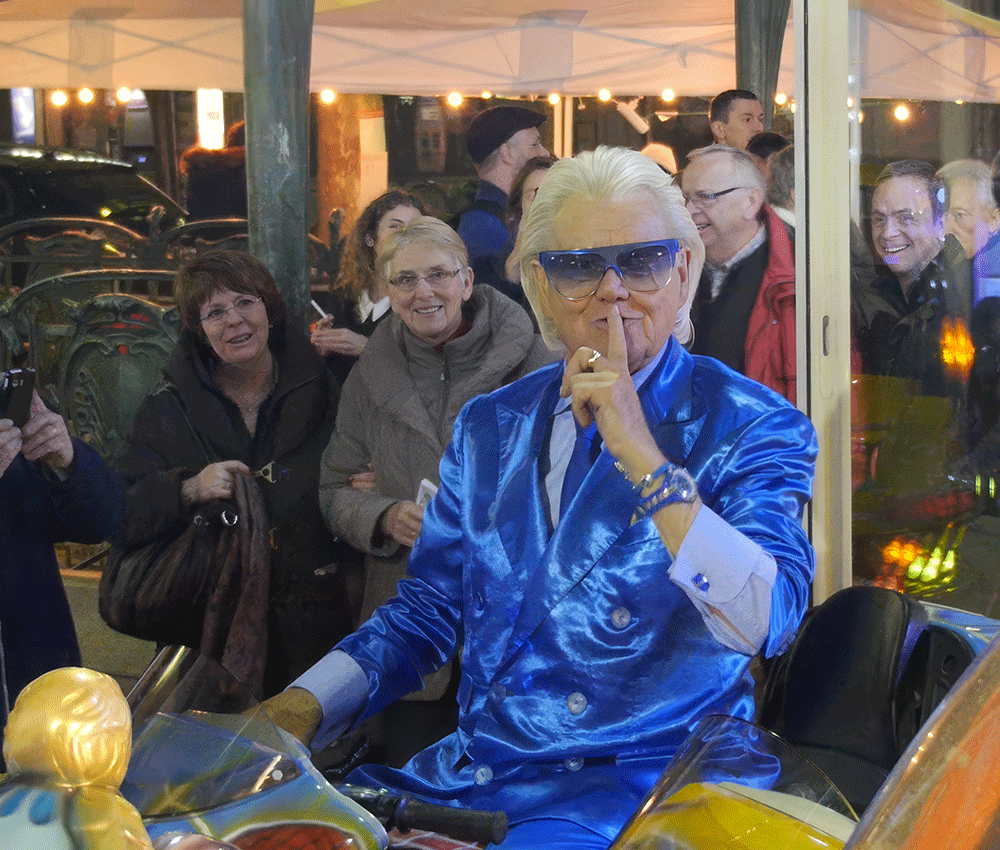 Michou, c'est moi ! – le film / Rina Sherman Storyboard chronologique des tournages de 2013 à 2016 de Michou, à Montmartre et ailleurs, du Cabaret, le spectacle de transformistes et les déjeuners-spectacles pour les personnes âgées de Montmartre. Michou au marché de Noël le 28 novembre 2014 https://www.rinasherman.com/films/grands-portraits/michou-cest-moi-le-film-2013-2016/