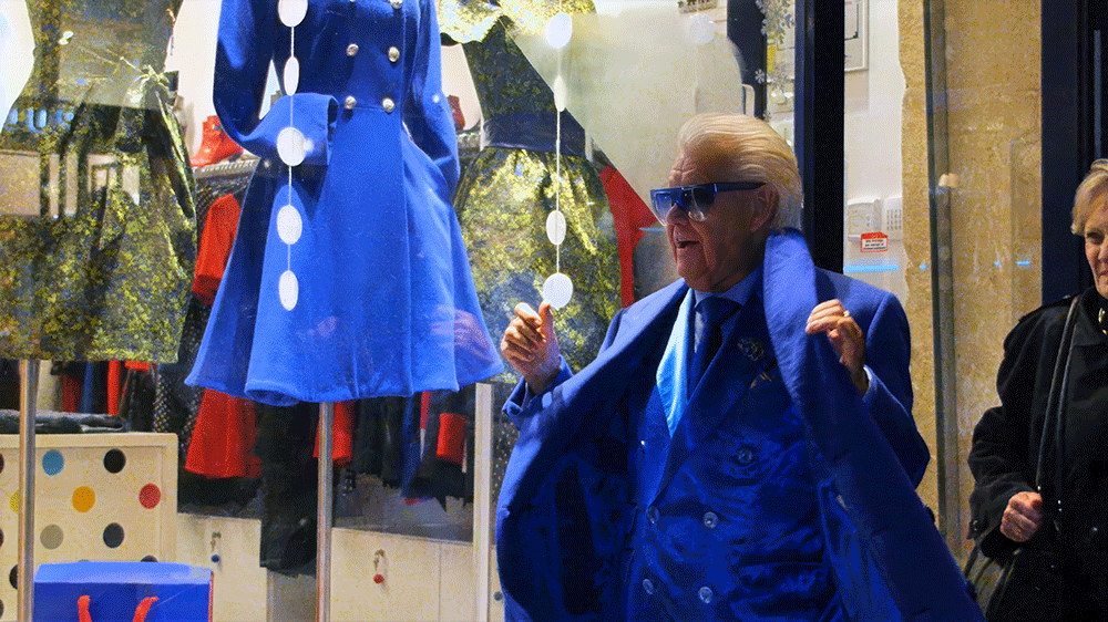 Michou, c'est moi ! – le film / Rina Sherman Storyboard chronologique des tournages de 2013 à 2016 de Michou, à Montmartre et ailleurs, du Cabaret, le spectacle de transformistes et les déjeuners-spectacles pour les personnes âgées de Montmartre. Michou au marché de Noël le 28 novembre 2014 https://www.rinasherman.com/films/grands-portraits/michou-cest-moi-le-film-2013-2016/