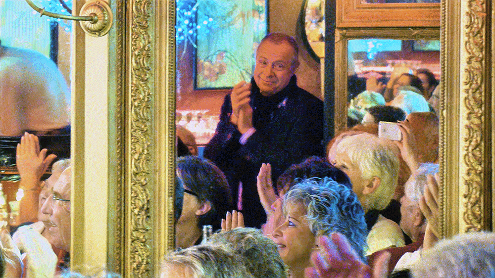 Michou, c'est moi ! – le film / Rina Sherman Storyboard chronologique des tournages de 2013 à 2016 avec Michou, à Montmartre et ailleurs, du Cabaret, le spectacle de transformistes et les déjeuners-spectacles pour les personnes âgées de Montmartre. Michou au Cabaret Michou avec ces invités le 2 décembre 2014 https://www.rinasherman.com/films/grands-portraits/michou-cest-moi-le-film-2013-2016/