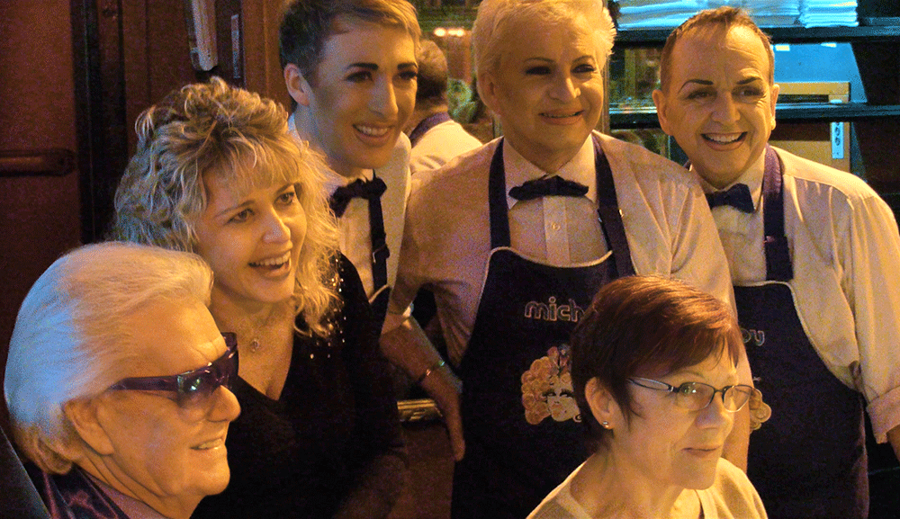 Michou, c'est moi ! – le film / Rina Sherman Storyboard chronologique des tournages de 2013 à 2016 avec Michou, à Montmartre et ailleurs, du Cabaret, le spectacle de transformistes et les déjeuners-spectacles pour les personnes âgées de Montmartre. Michou au Cabaret Michou avec ses invités le 2 décembre 2014 https://www.rinasherman.com/films/grands-portraits/michou-cest-moi-le-film-2013-2016/